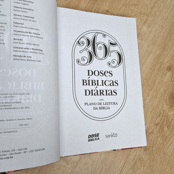 365 日間の聖書の祈り |ローズフローラルハードカバー