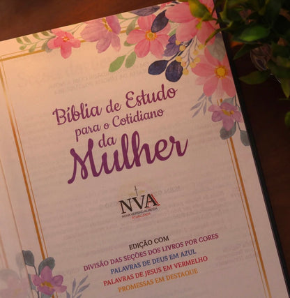 Bíblia de Estudo Para o Cotidiano da Mulher | NVA | Full Collor | Capa Dura Preta Com Dálias