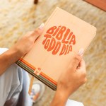 Bíblia Todo Dia com Espaço para Anotações | AM | Letra Normal | Capa Dura Retro