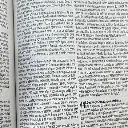 Bíblia Sagrada NVI Letra Média Brochura Flores Pink