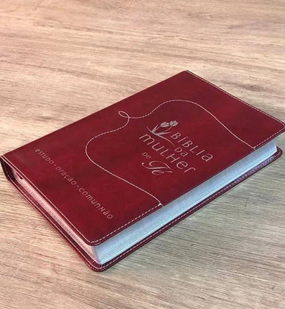 Bíblia da Mulher de Fé | Letra Normal | Capa Couro Vermelha