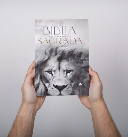 Bíblia Sagrada NVI - Leão libertador - Capa dura - Compacta
