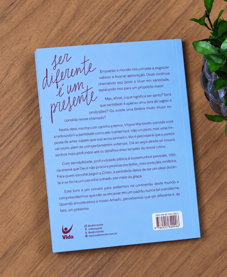 Ser Diferente é Um Presente | Vitória Martinello